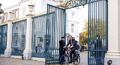 Rutte, Başbakanlık Konutu'ndan Bisikletle Ayrıldı 