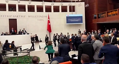 TBMM'de kavga: Alpay Özalan, Ahmet Şık'a Saldırdı 