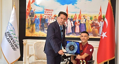 Paralimpik Şampiyon Umut Ünlü’den Başkan Özer’e Ziyaret