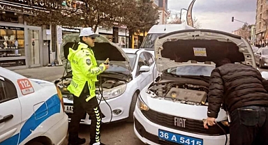 Trafik Ekiplerinden Yürekleri Isıtan Hareketler..