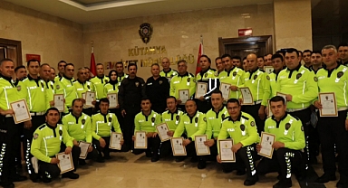 Vali Işın, Başarılı Polisleri Ödüllendirdi