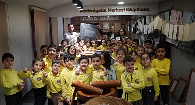 El Yapımı Kâğıt Atölyesi’nde Çocuklar Kağıt Yaptı
