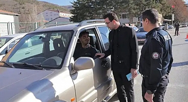 Kaymakam Sürücülere Trafik Broşürü Dağıttı