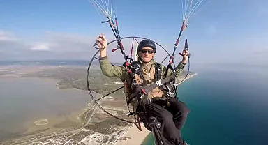 Saros'ta eski gazeteciden paramotorla manevi uçuş