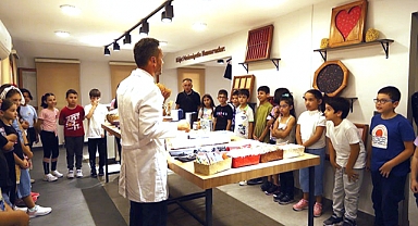 Çocuklar Atık Malzemeleri Dönüştürerek Kâğıt Üretiyor.