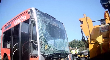 Yine Metrobüs Kazası, 2 Metrobüs Ağır Hasar Aldı