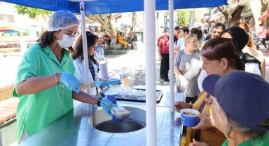 Antalya Büyükşehir Belediyesi geleneksel aşure ikramlarına başladı