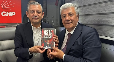 Özgür Özel'e Kitabını Hediye Takdim Etti
