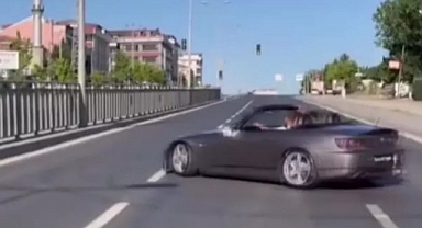 Polis Ekipleri, Trafikte Drift Atan Şahısların Peşinde..!