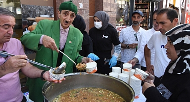 'Tatlıcı Ökkeş' Ustadan 15 Bin Kişiye Aşure İkramı