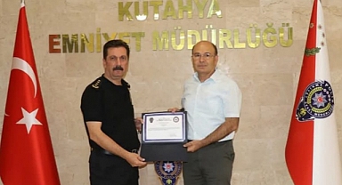 Emekliye Ayrılan Polise Plaket Verdi