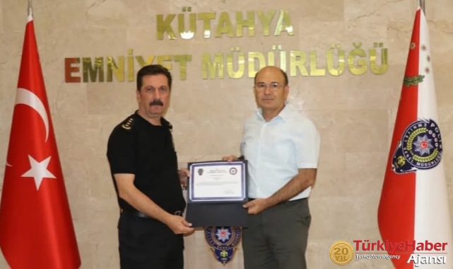 Emekliye Ayrılan Polise Plaket Verdi