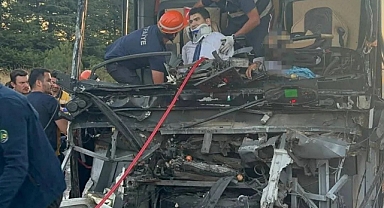 Otobüs Şoförü Kamyona Çarptı : Şoför Öldü,10 Kişi Yaralı