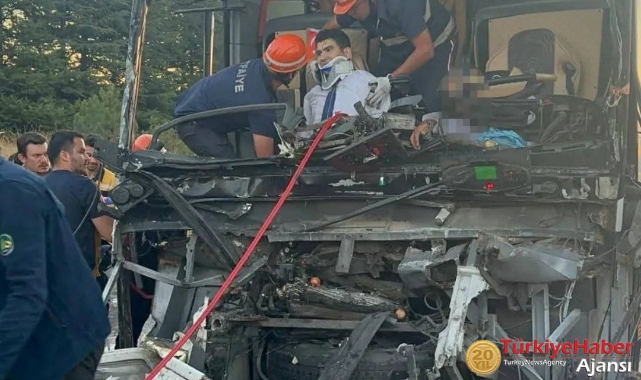 Otobüs Şoförü Kamyona Çarptı : Şoför Öldü,10 Kişi Yaralı