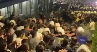 CHP İstanbul önünde tansiyon yükseldi!