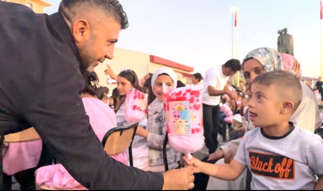 Hayırsever iş insanı Kaya'da 3 bin çocuğa pamuk şekeri ikramı