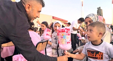 Hayırsever iş insanı Kaya'da 3 bin çocuğa pamuk şekeri ikramı