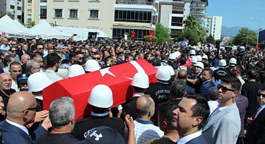 İzmir'de Şehit Olan Polisler Son Yolculuğuna Uğurlandı