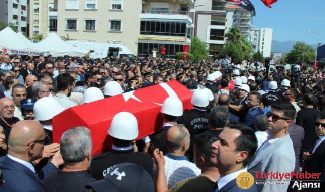 İzmir'de Şehit Olan Polisler Son Yolculuğuna Uğurlandı