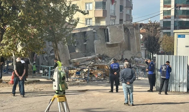 28 iş yeri 21 bina boşaltıldı! Zeminin tomografisi çekiliyor