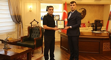 Tayinci Komisere Hizmet Plaketi Verildi 