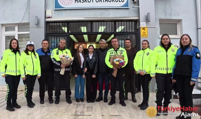 Trafik Levhalarını Temizleyen Öğrenciler Ödüllendirildi