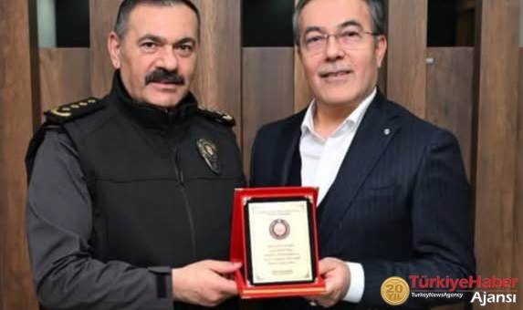 Hayırsever Vatandaşlara Plaket Takdim Edildi 