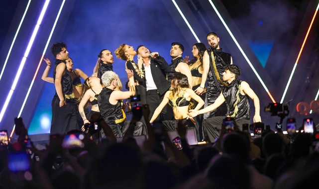 Gülben Ergen ve Mustafa Sandal’dan sahnede sürpriz düet