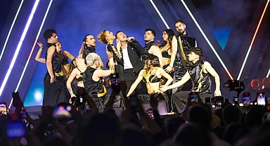 Gülben Ergen ve Mustafa Sandal’dan sahnede sürpriz düet