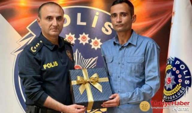 Okulda Öğrencileri Kapıda Karşılayan Polis Ödüllendirildi