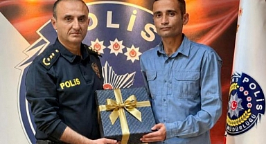 Okulda Öğrencileri Kapıda Karşılayan Polis Ödüllendirildi