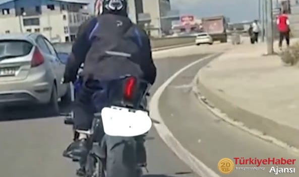 Trafikte Motosiklet İle Akrobasi Şovu Pahalıya Patladı..! 