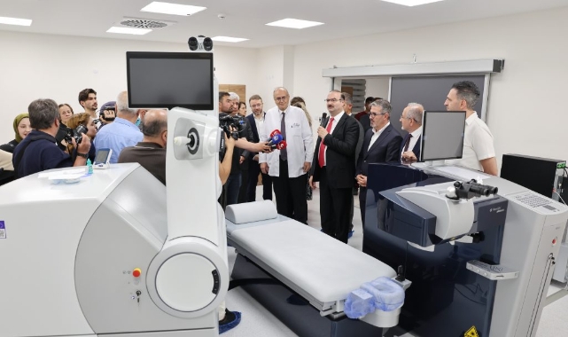 Türkiye'de Bir İlk: Atatürk Üniversitesi'nde Yapay Zeka Destekli Göz Cerrahisi Dönemi Başladı!