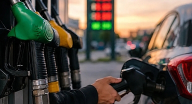 Akaryakıtta Zam Bombası: Motorin Kontrolden Çıktı, İzmir'de 81 Tl'yi Aştı!