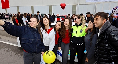 Kadın Trafik Polisi Gençlere Örnek Oldu..! 