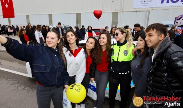 Kadın Trafik Polisi Gençlere Örnek Oldu..!
