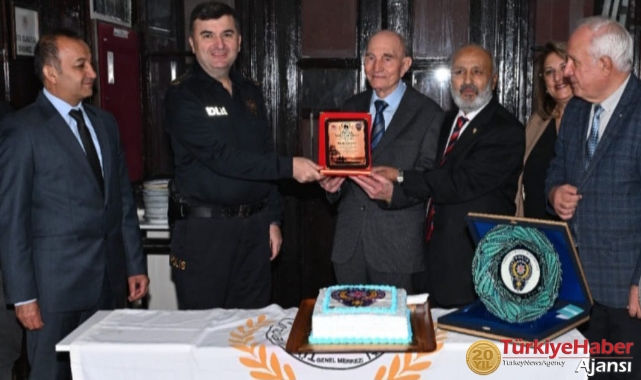 93 Yaşındaki Emekli Başkomisere Plaket