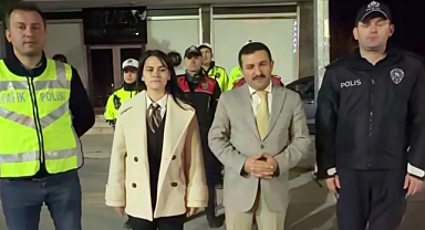 Kaymakam Yılmaz'dan Trafik Denetiminde Şoför Ve Yolculara İkram