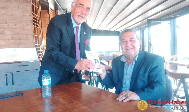 Polis Meslektaşına Yazdığı Kitabı Armağan Etti