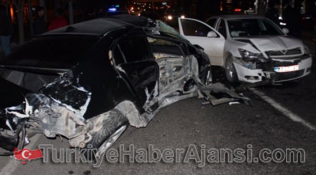 3 Otomobil Birbirine Girdi: 5 Yaralı