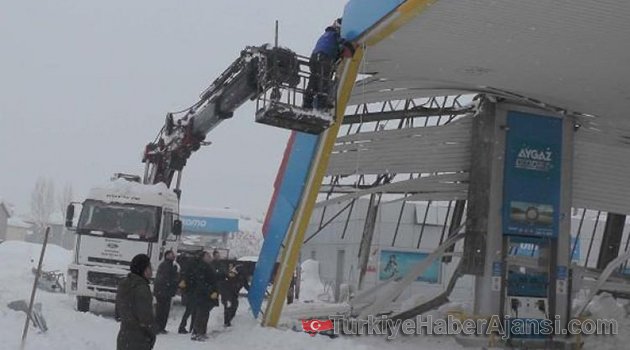 Akaryakıt İstasyonun Çatısı Çöktü