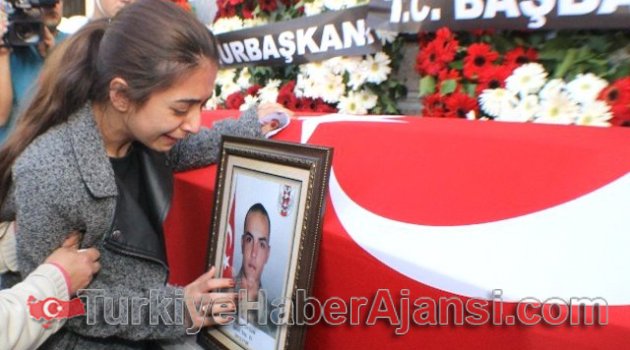 "Aşkım" Diye Uğurladı, Gözyaşları Sel Oldu