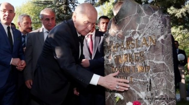 Bahçeli, Türkeş'in Mezarını Zemzem'le Yıkattı