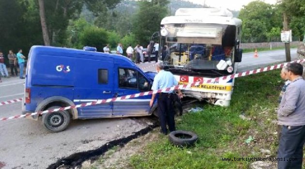 Belediye Otobüsü İle Para Nakil Aracı Çarpıştı!