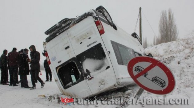 Bingöl'de Köy Minübüsü Kaza Yaptı, 10 Yaralı