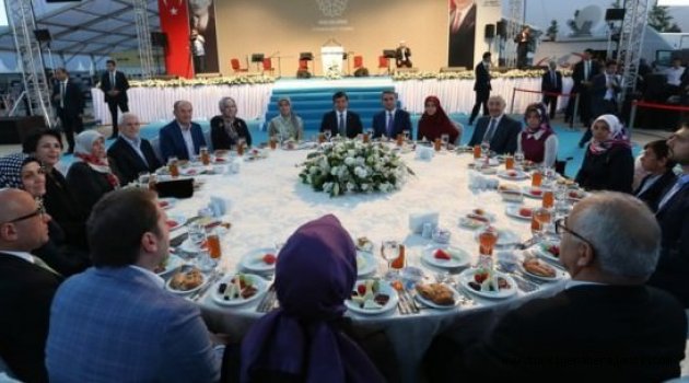 Davutoğlu, Şehit Savcının Ailesi İle Orucunu Açtı
