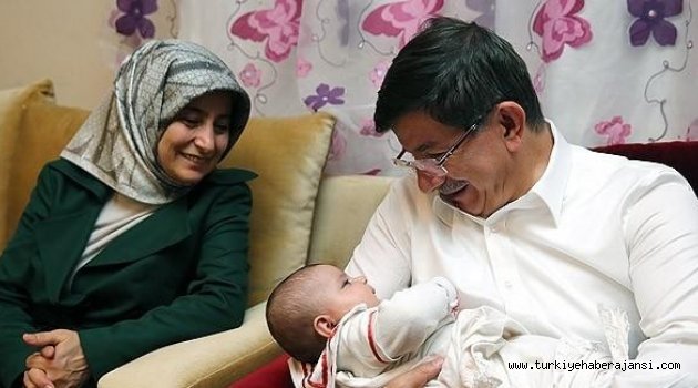 Davutoğlu Türkmen Aile İle İftar Yaptı