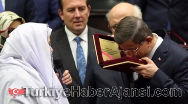 Davutoğlu'na Çok Özel Hediye