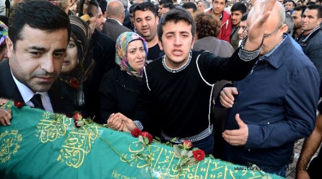 Demirtaş'ın Katıldığı Cenazede Bayrak Gerginliği