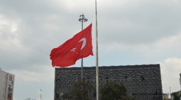 Dev Türk Bayrağı yarıya indirildi